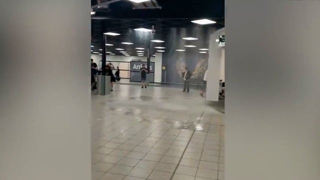 Chaosas Lutono oro uoste – įpykę keleiviai viską nufilmavo