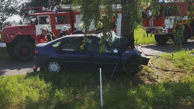 Tragiška nelaimė Šilutės rajone: į medį trenkėsi automobilis, vairuotojas neišgyveno