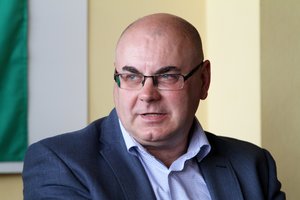 Buvę aukšti Kauno rajono valdininkai teisiami dėl kyšininkavimo klojant aikštelės dangą