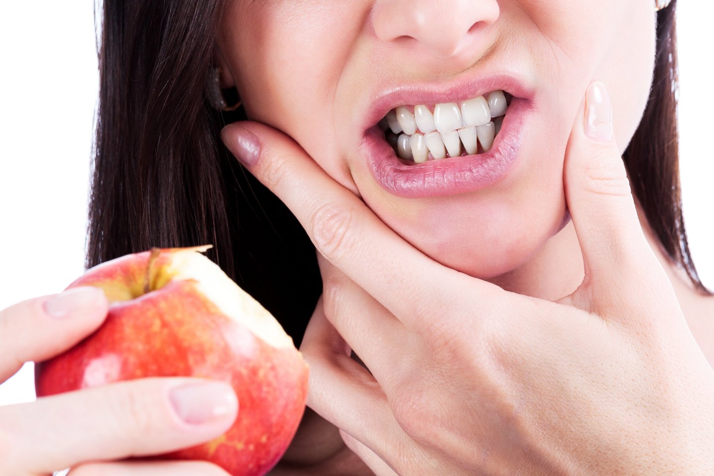 Kraujavimas iš dantenų ir nosies – du būdingi šalutiniai žuvų taukų vartojimo poveikiai.<br> 123rf nuotr.