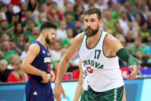 Galingus raumenis parodęs J. Valančiūnas pasijuokė iš savo netikėto tritaškio