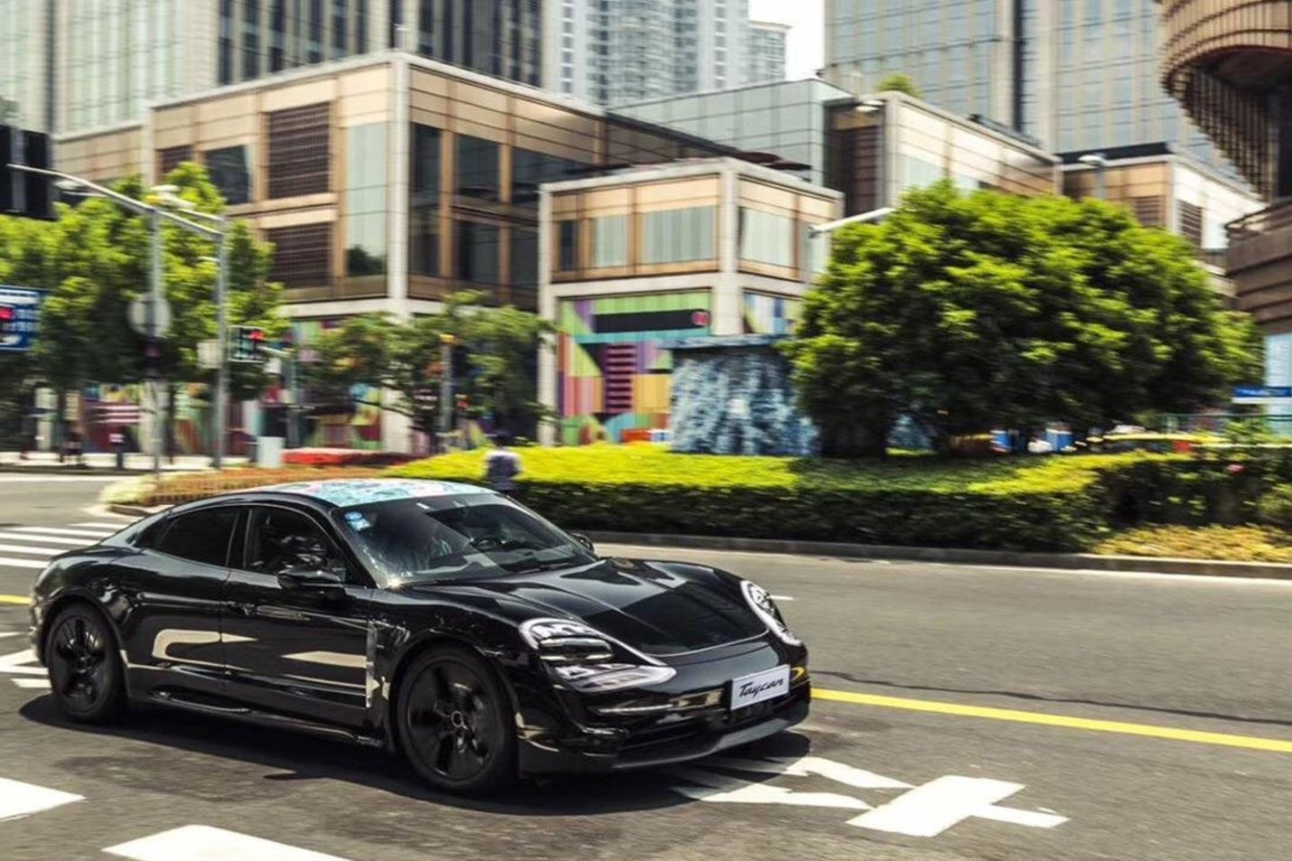  „Porsche Taycan“ testai Šanchajuje.<br> Gamintojo nuotr.
