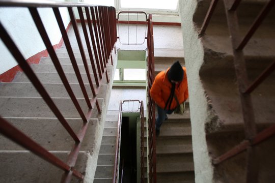 Įniršusi moteris Šilutės r. puolė ir laiptinėje daužė niekuo dėtą kaimynę 