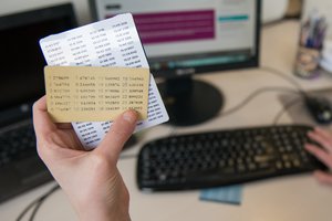 Vienas iš bankų deda tašką – kodų korteles teks išmesti  