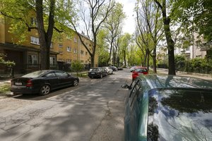 Pirmajame daugiabučio aukšte plungiškiai gyvena įkalinti tamsos