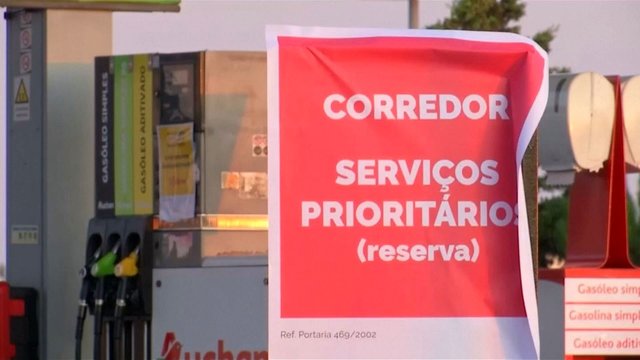 Chaosas Portugalijoje: dėl benzinvežių darbuotojų streiko pristigo degalų