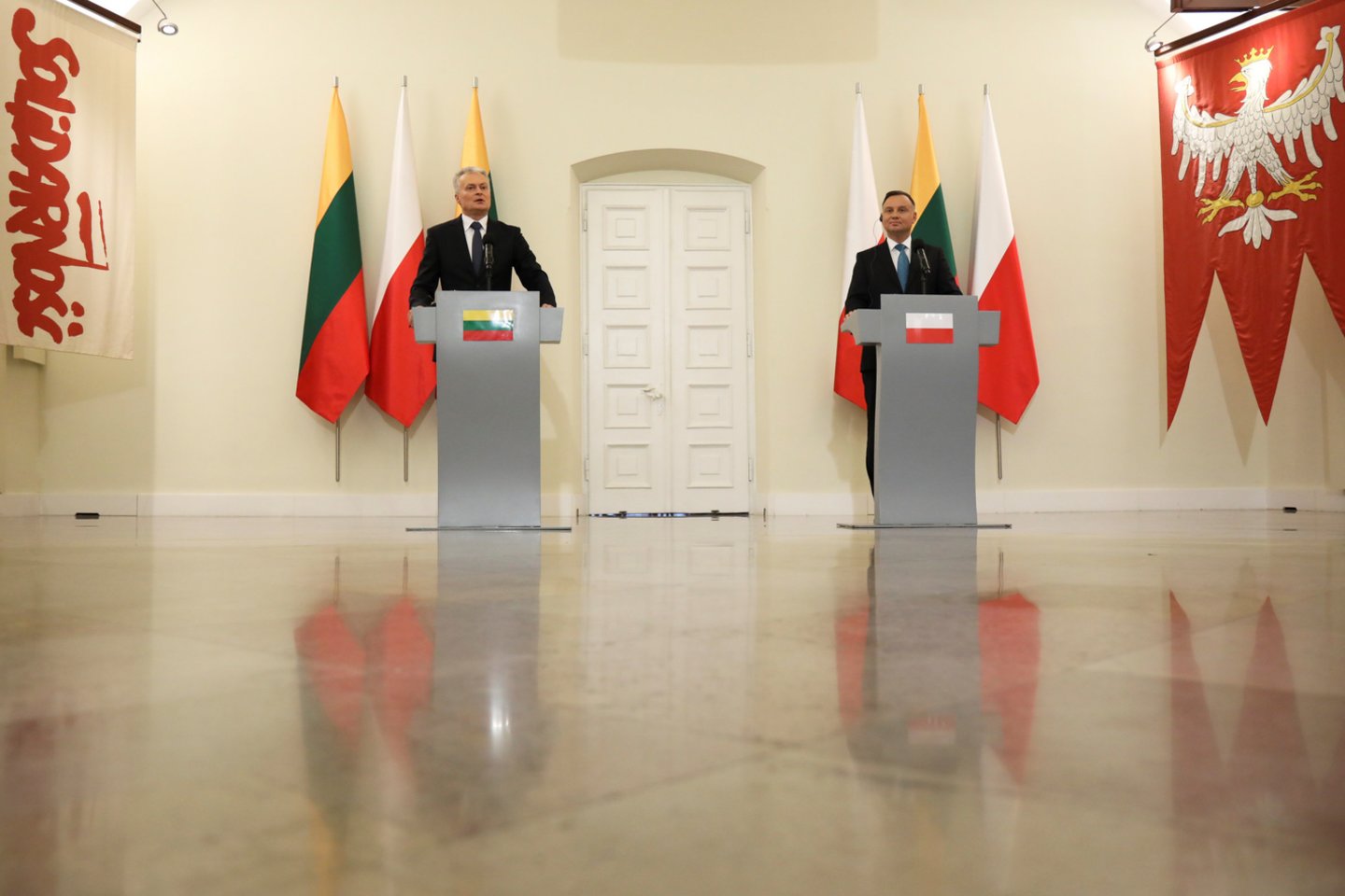 Santykiai tarp Lietuvos ir Lenkijos nors ir vangokai, bet vis dėlto gerėja.<br>Scanpix nuotr.