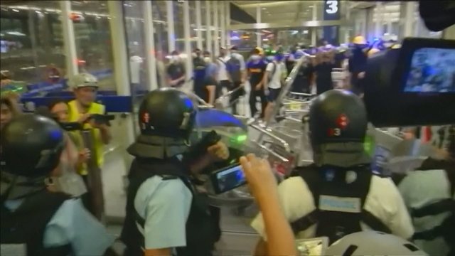 Penkta protestų diena Honkonge: policija iš oro uosto minią stumia jėga