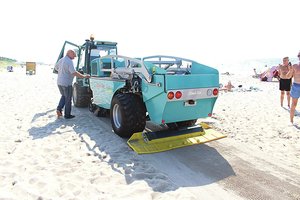 Palangoje poilsiautojus nustebino per smėlį ropojanti mašina, jos kaina – lyg prabangaus buto