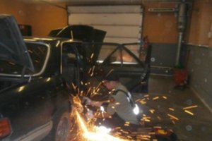 Išvydę „Mercedes-Benz“ automobilį pareigūnai suprato, kad teks griebti rimtus įrankius