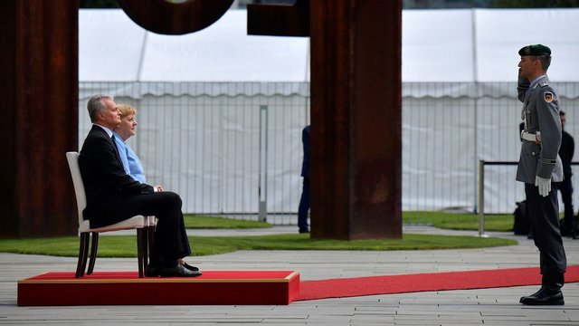 Gitanas Nausėda ir Angela Merkel šalių himnų klausėsi sėdėdami