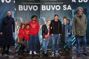 Filmo premjerai žinomi žmonės sutartinai rinkosi išskirtinę įvaizdžio detalę