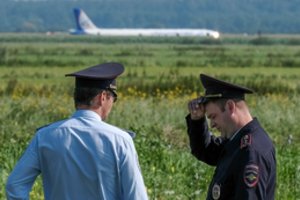 Rusijoje sugedusį lainerį su 233 žmonėmis nutupdę lakūnai liaupsinami kaip didvyriai