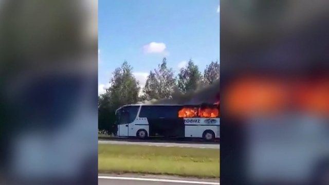 Kelyje Klaipėda-Palanga užsidegė keleivinis autobusas