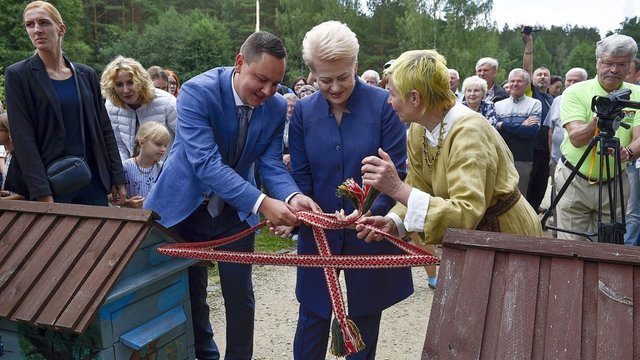 Mėnesį viešai nesirodžiusi D. Grybauskaitė dalyvavo Medkopio pabaigos šventėje