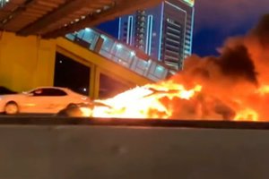 „Tesla“ po susidūrimo su sunkvežimiu virto sproginėjančiu ugnies kamuoliu