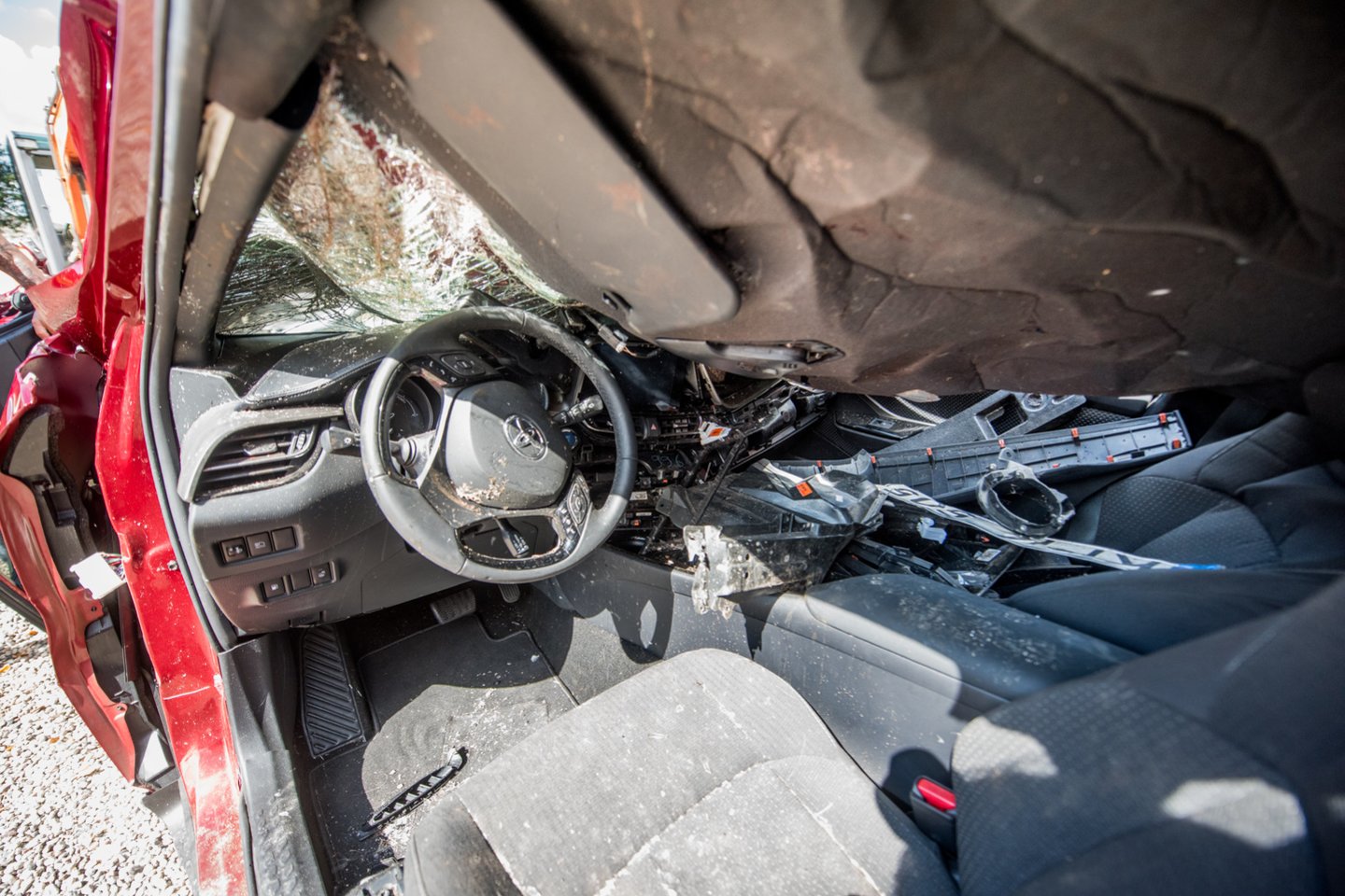 Taip po tragiškos avarijos atrodo „Toyota C–HR“ salonas.<br> D. Umbraso nuotr.