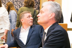 Pirštu bedė į pralaimėtą prezidento G. Nausėdos kovą prieš R. Karbauskį