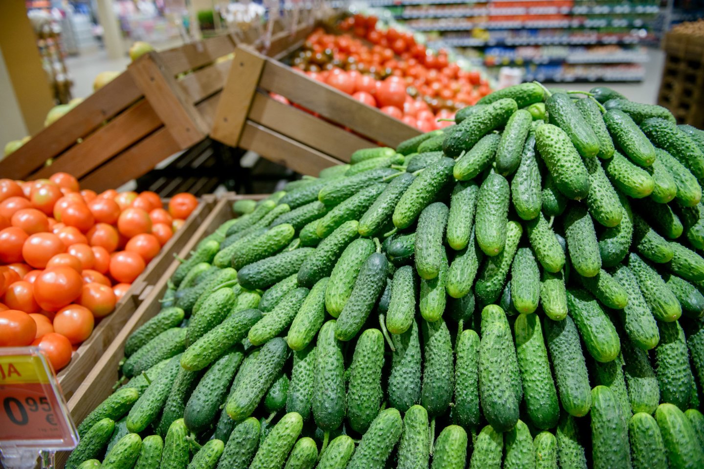 Žemės ūkio ministerija primena, kad, siekiant mažinti maisto švaistymo mastą, nuo šių metų sausio 1 d. vaisiams ir daržovėms, pateikiamiems mažmeninei prekybai vartotojų asmeninėms reikmėms, leidžiama netaikyti specialiųjų prekybos standartų.<br>J.Stacevičiaus nuotr.