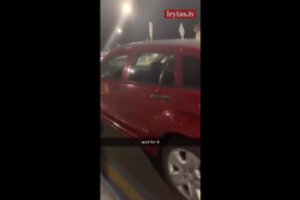 Prie automobilio priėjusi moteris to, kas įvyko vėliau, tikrai nesitikėjo