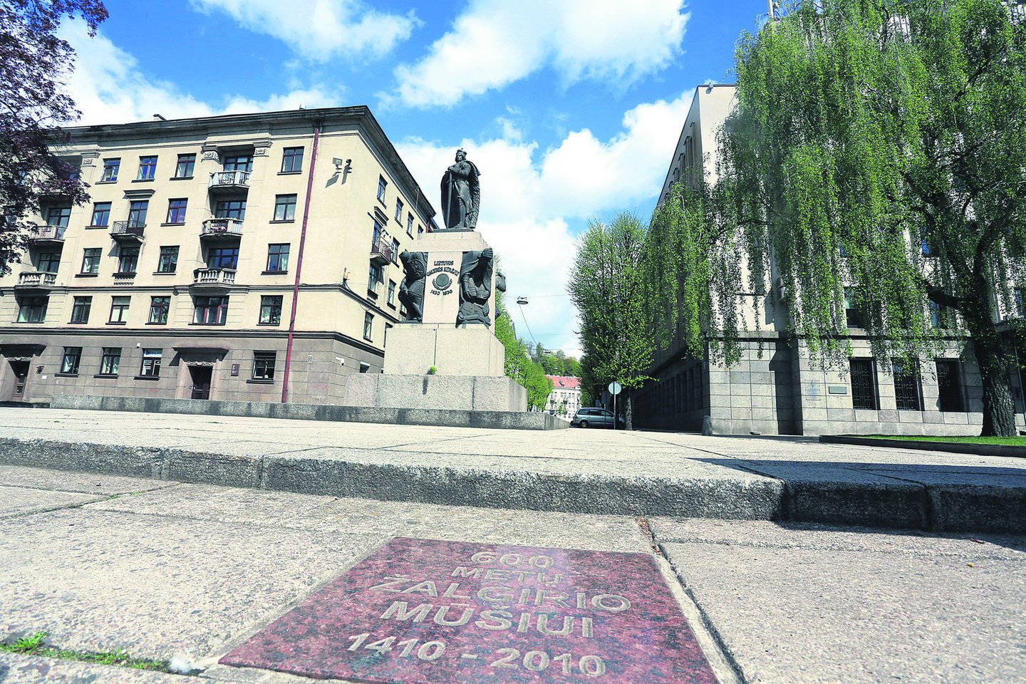 Prie Vytauto Didžiojo paminklo buvo stendas ir lenta, skirti Žalgirio mūšio 600-osioms metinėms. Šių atminimo ženklų kol kas nėra, bet juos ketinama grąžinti.