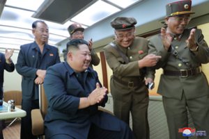 Kim Jong-unas „labai patenkintas“ Šiaurės Korėjos ginklų bandymais
