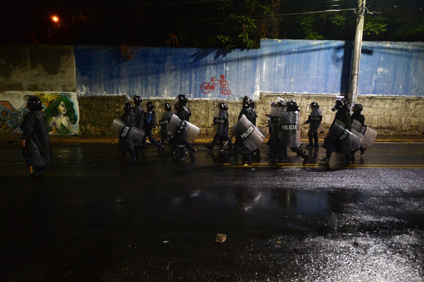  Hondūre per futbolo aistruolių muštynės žuvo mažiausiai trys asmenys.<br> AFP/Scanpix nuotr.