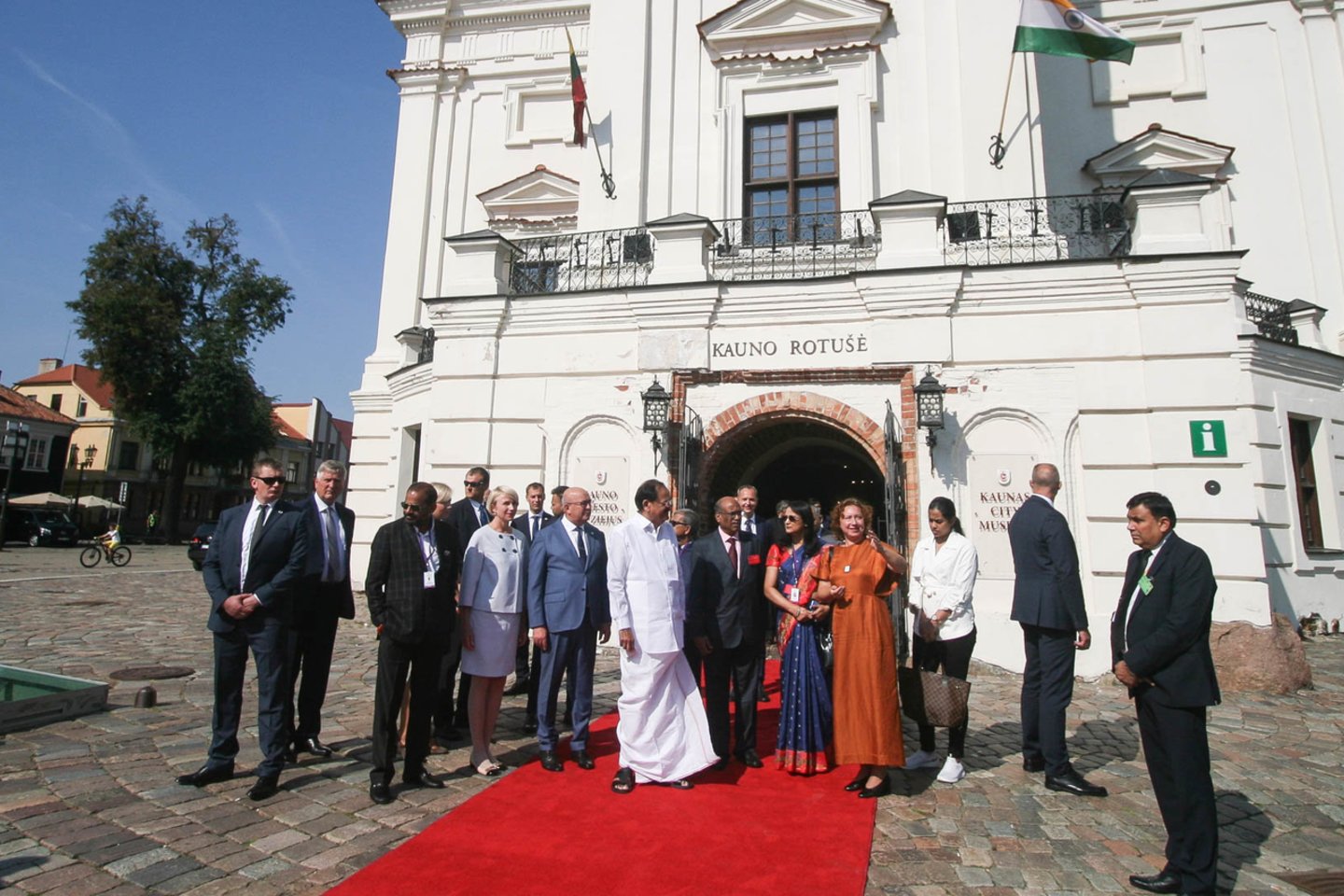  Indijos viceprezidentą V.Naidu (stovi viduryje) ir jo vadovaujamą delegaciją domina miestų infrastruktūra, urbanistika, energetikos sritis. Sekmadienį jis atvyko į Kauną, o šeštadienį lankėsi Vilniuje.<br> P.Viičiūno nuotr.