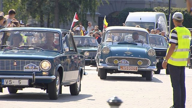 Vilniuje prasidėjo neįprastas žygis: 200 mašinų išriedėjo atkartoti Baltijos kelio