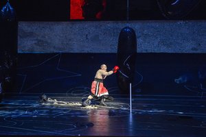 Edipo tragedija Zalcburgo festivalio operos scenoje – tarsi žaismingas košmaras