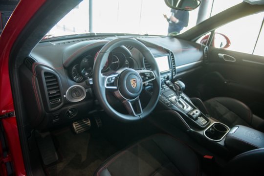 Palangoje dingo dviejų „Porsche“ automobilių priekiniai žibintai: nuostolis – net 9 tūkst. eurų