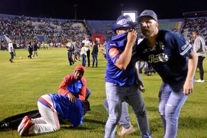Vienos kruviniausių futbolo sirgalių riaušių: nužudyti 3 aistruoliai, 20 atsidūrė ligoninėje