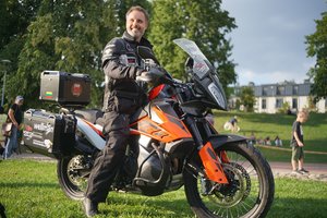 Karolis Mieliauskas motociklu išvažiavo į kelionę aplink pasaulį