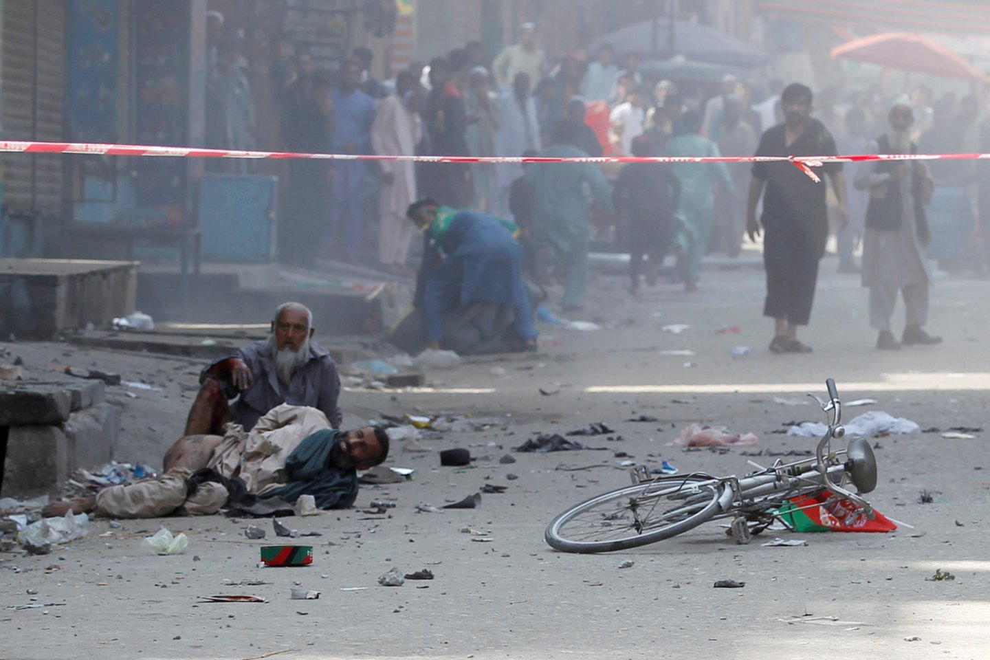  Afganistano nepriklausomybės dienos minėjimą pirmadienį aptemdė smurtas, rytinį Džalalabado miestą supurčius virtinei sprogdinimų, per kuriuos buvo sužeisti dešimtys žmonių, įskaitant kelis vaikus.<br> Reuters/Scanpix nuotr.