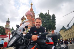 Karolio Mieliausko kelionę motociklu aplink pasaulį Maskva pristabdė eismo spūstimis