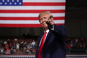 Per pokalbį su Indijos lyderiu D. Trumpas paragino mažinti įtampą dėl Kašmyro