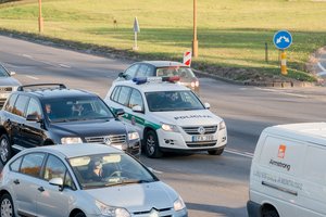 Prakalbo apie nemokamą viešąjį transportą – mokėtų automobilių savininkai