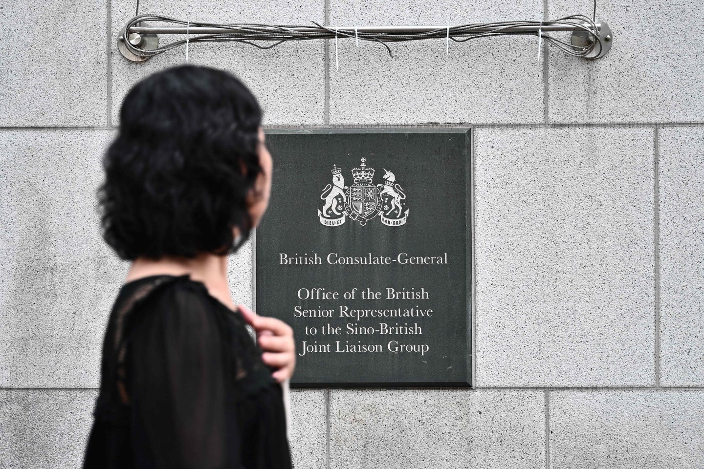 Britų konsulato Honkonge darbuotojas buvo sulaikytas žemyninės Kinijos pareigūnų, kai ketino sugrįžti į šį pusiau autonominį miestą.<br> AFP/Scanpix nuotr.