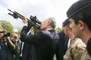 G. Nausėda lankėsi Estijoje: dėmesys dviem sritims, ginklų išbandymas ir vizitas ypatingoje vietoje