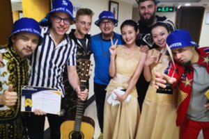 „Antikvariniai Kašpirovskio dantys“ Kinijoje: „Vietiniai rodė į mus pirštais“