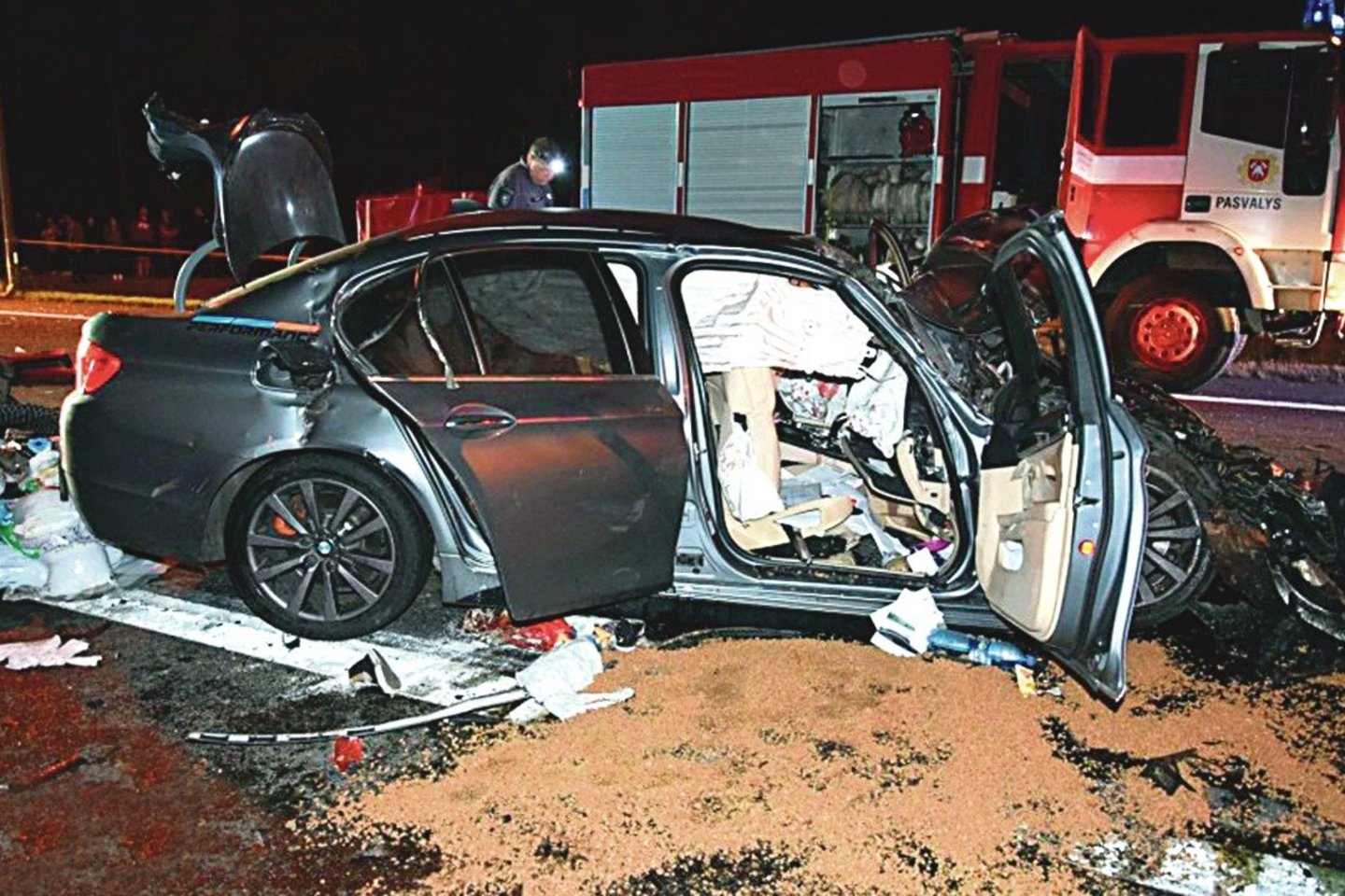 Taip po avarijos atrodė automobilis BMW, kuriuo važiavę sutuoktiniai žuvo, o jų trys vaikai atsidūrė ligoninėje.<br>Policijos nuotr.