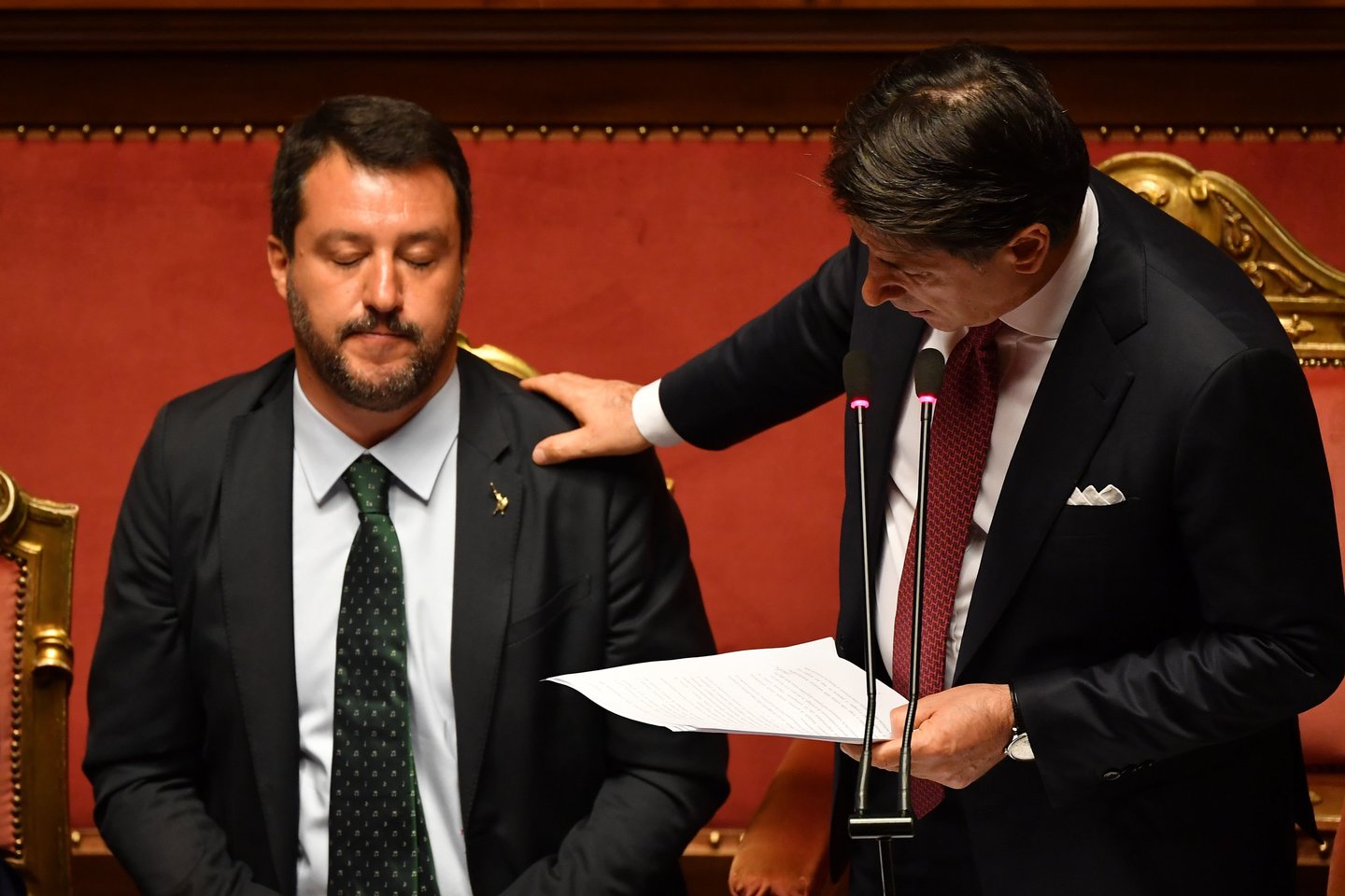  Italijos prezidentas Sergio Mattarella trečiadienį pradeda derybas su šalies politiniais lyderiais, kuriose bus ieškoma išeities keblios padėties, susidariusios atsistatydinus vyriausybės vadovui Giuseppe Conte.<br> AFP/Scanpix nuotr.