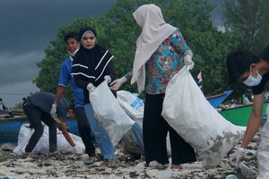 Prišiukšlintus Indonezijos paplūdimius kuopė dešimtys tūkstančių žmonių