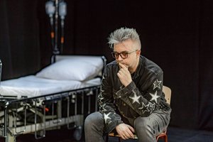 Žinomi žmonės įsikūnijo į vėžiu sergančio vaiko tėvų vaidmenį