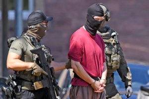 Vokiečių politiko nužudymą tiriantys pareigūnai rado 46 šaunamuosius ginklus