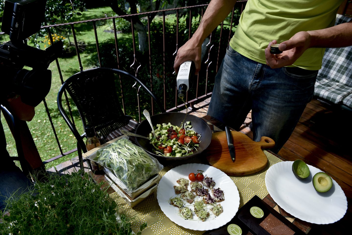  Su daigais Vincas ruošia salotas, kurias, kaip jis pats sakė, gali pasidaryti bet kas.<br>V.Ščiavinsko nuotr.