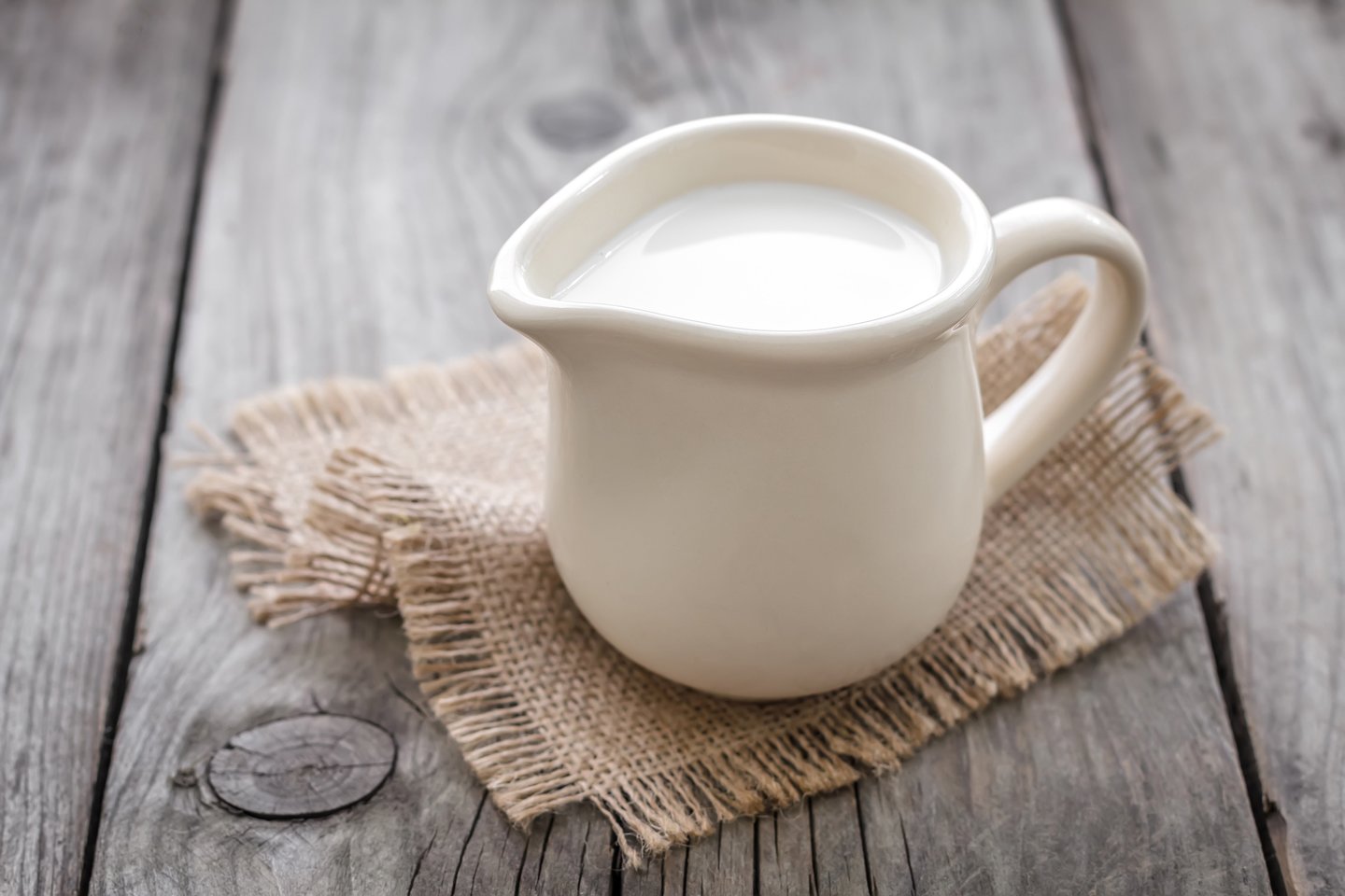 Pienas – geras kalcio šaltinis, padedantis formuoti sveikus kaulus ir dantis.<br>123rf nuotr.
