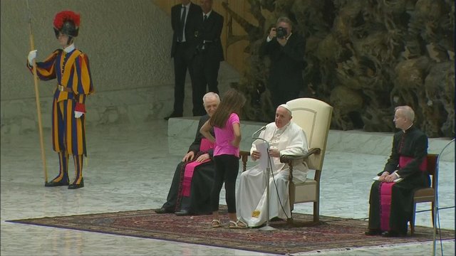 Popiežiaus poelgis su mergaite suvirpino tūkstančių širdis: žmonės puolė ploti