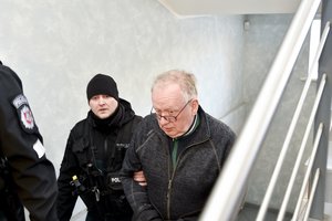 Parlamentas nusprendė svarstyti G. Nausėdos siūlymą atleisti LAT teisėją E. Laužiką, jo advokatas įspėjo Seimą