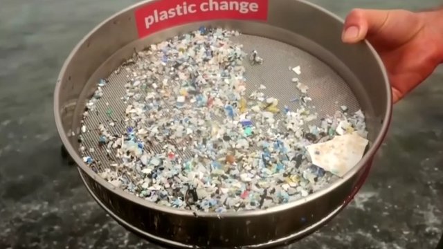 Mokslininkai: per savaitę į žmogaus organizmą patenka 5 gramai plastiko
